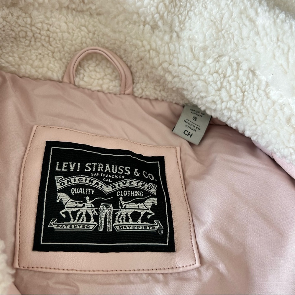 Levi’s Women Vegan Sherpa Quilted Bomber Jacket in Baby Pink | size Small - Picture 6 of 8